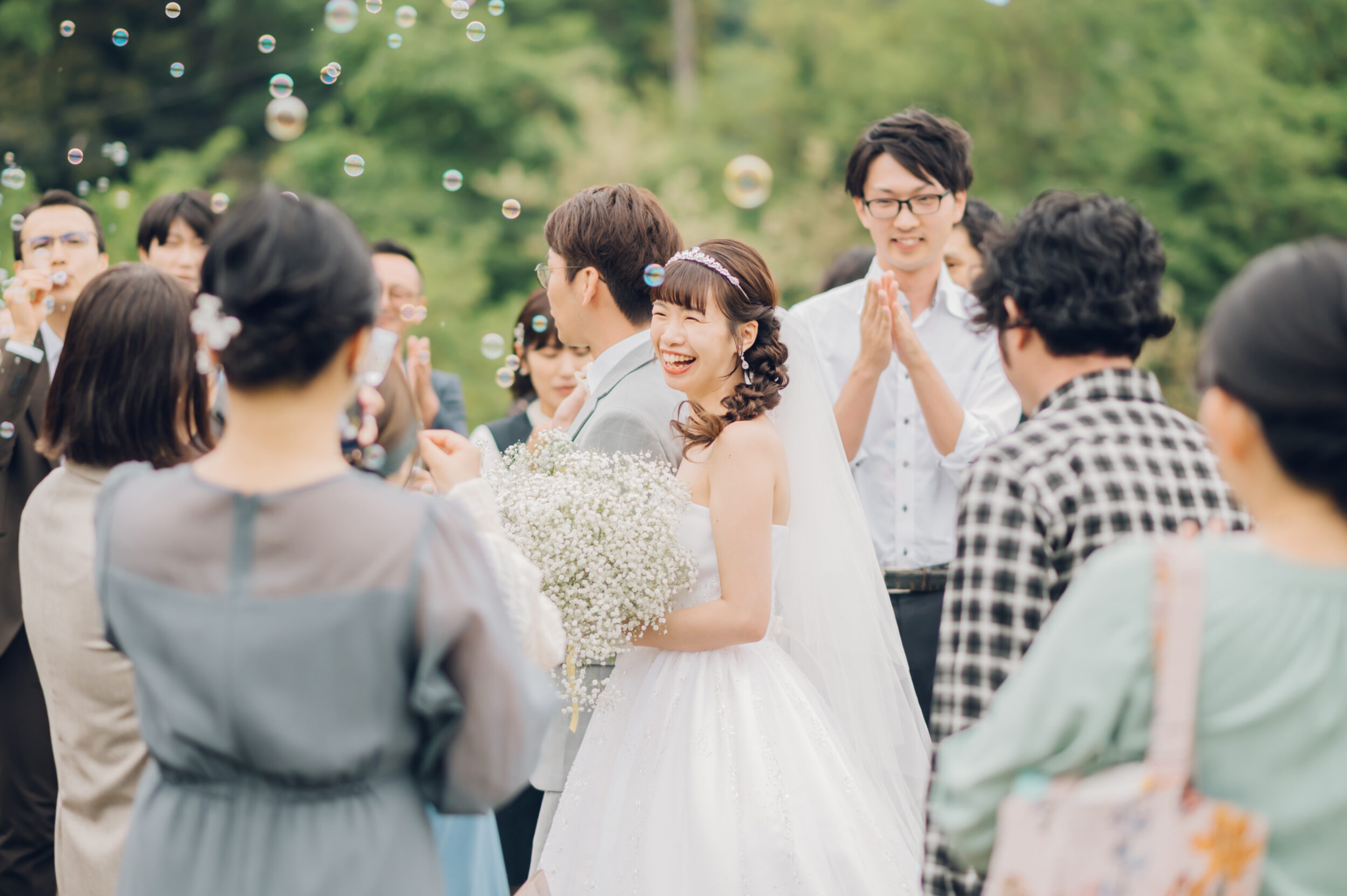 グランピングアウトドアウェディングのワンシーン